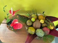Fleurs et corbeille de fruits pour nous accueillir
