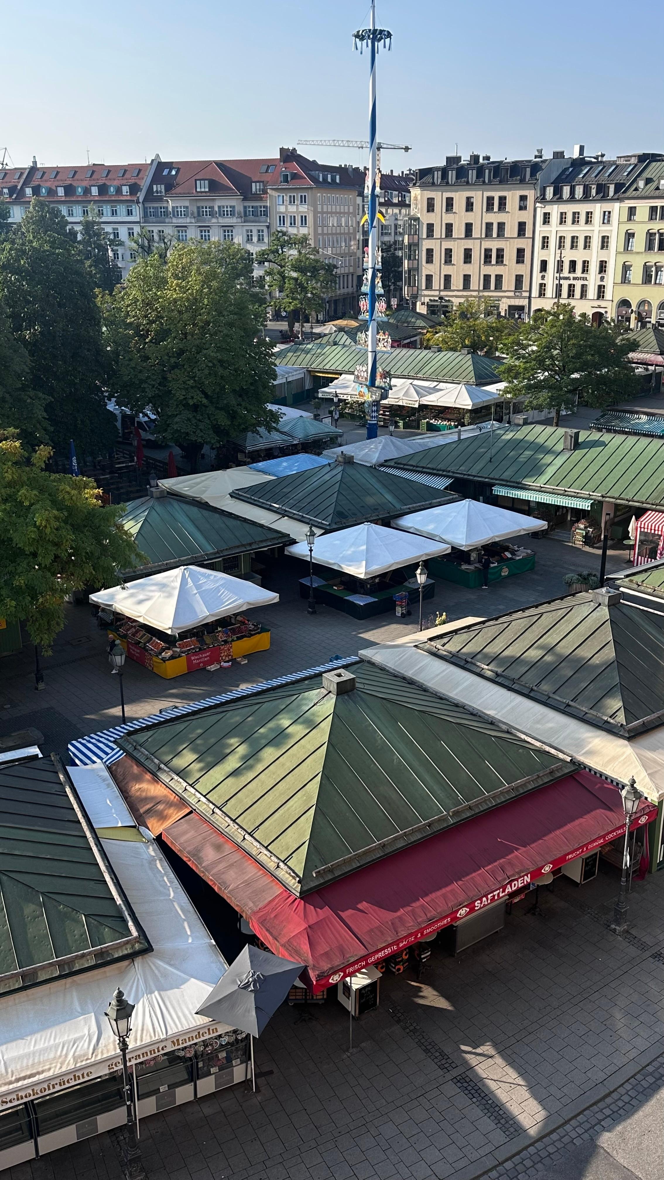 Blick auf aus dem Zimmer auf den Viktualienmarkt.