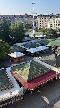 Blick auf aus dem Zimmer auf den Viktualienmarkt.
