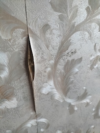 Papel despegado por humedad .