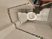 Corpulence rugbyman très difficile l’accès aux toilettes et vous apprécierez l’installation