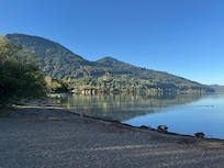 Blick vom Badestrand am Alpsee in Richtung BootshĂ€user in BĂŒhl
