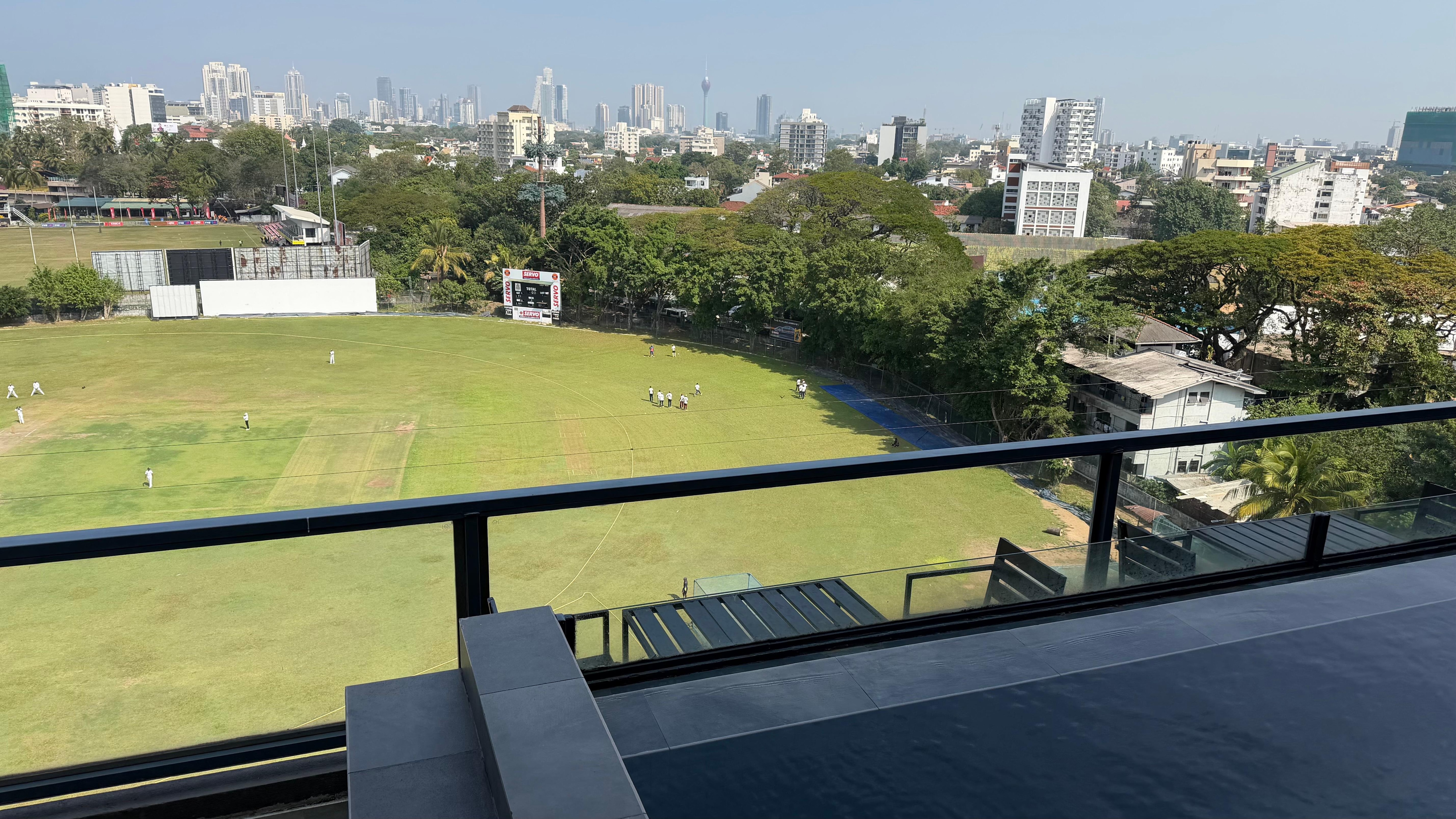 La piscina all’ultimo piano. Senza sdraio però. La vista fino alla Lotus Tower.