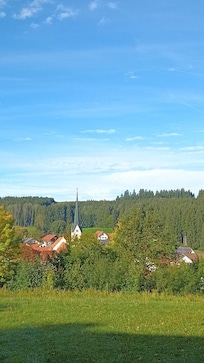 Die Aussicht vom Wohnzimmer und der AuĂenterrasse.