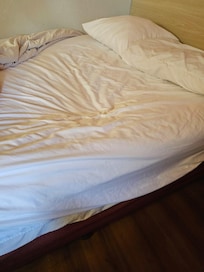 aqui se ve e hoyo en el colchon, estos colchones ya no sirven