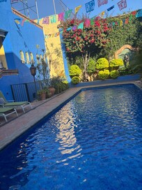 La alberca es muy adecuada, prácticamente es para relajarse ampliamente. El jacuzzi también es un gran plus.