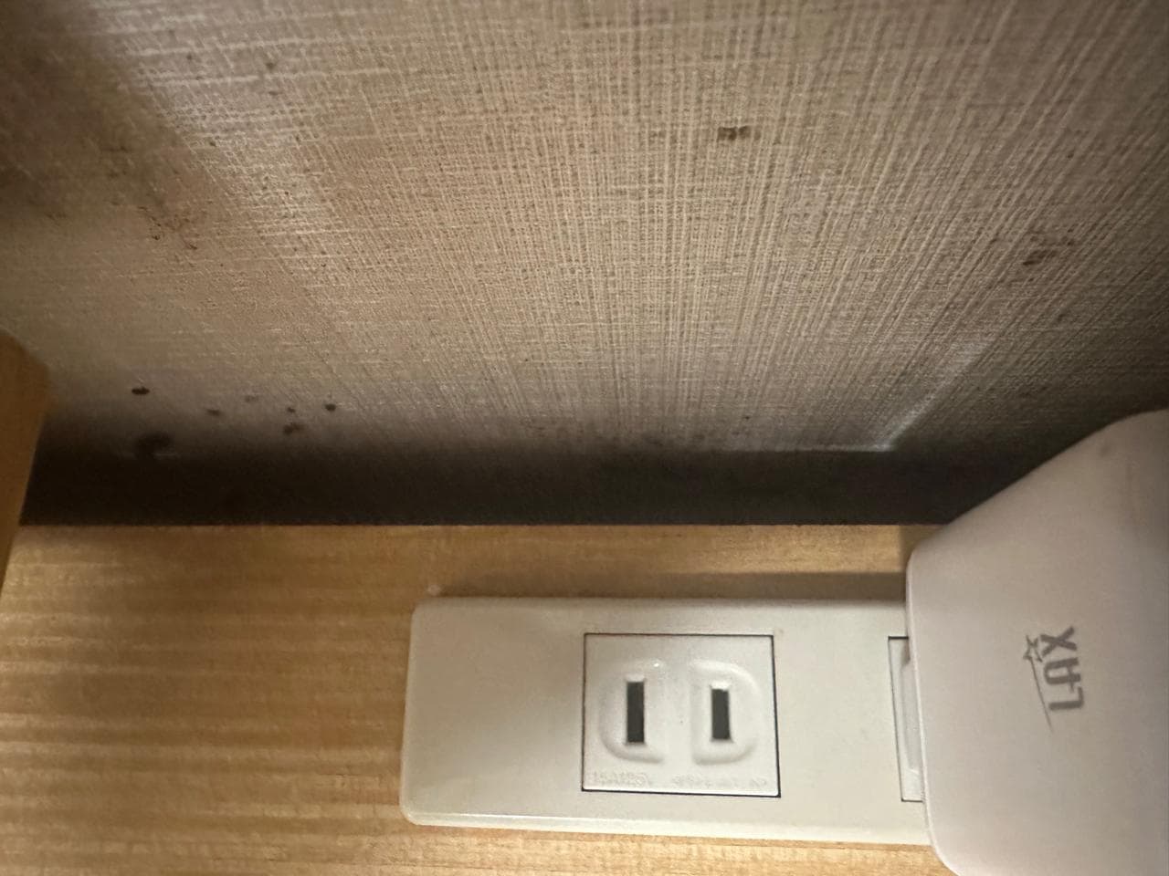 La pared demasiado sucia y polvosa.