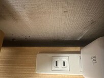 La pared demasiado sucia y polvosa.