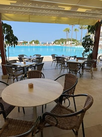 Pool bar