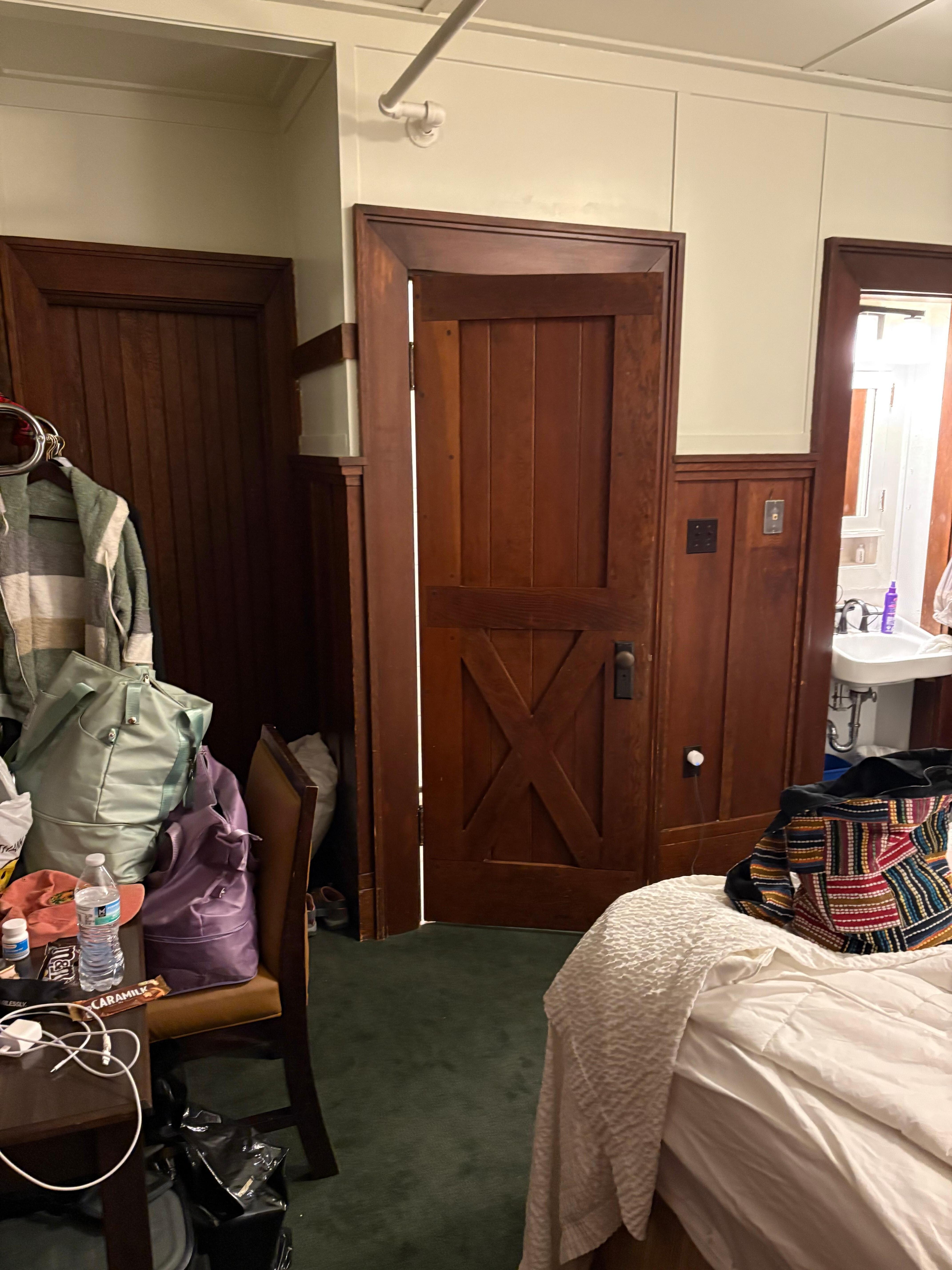 Small room for 3 people 
