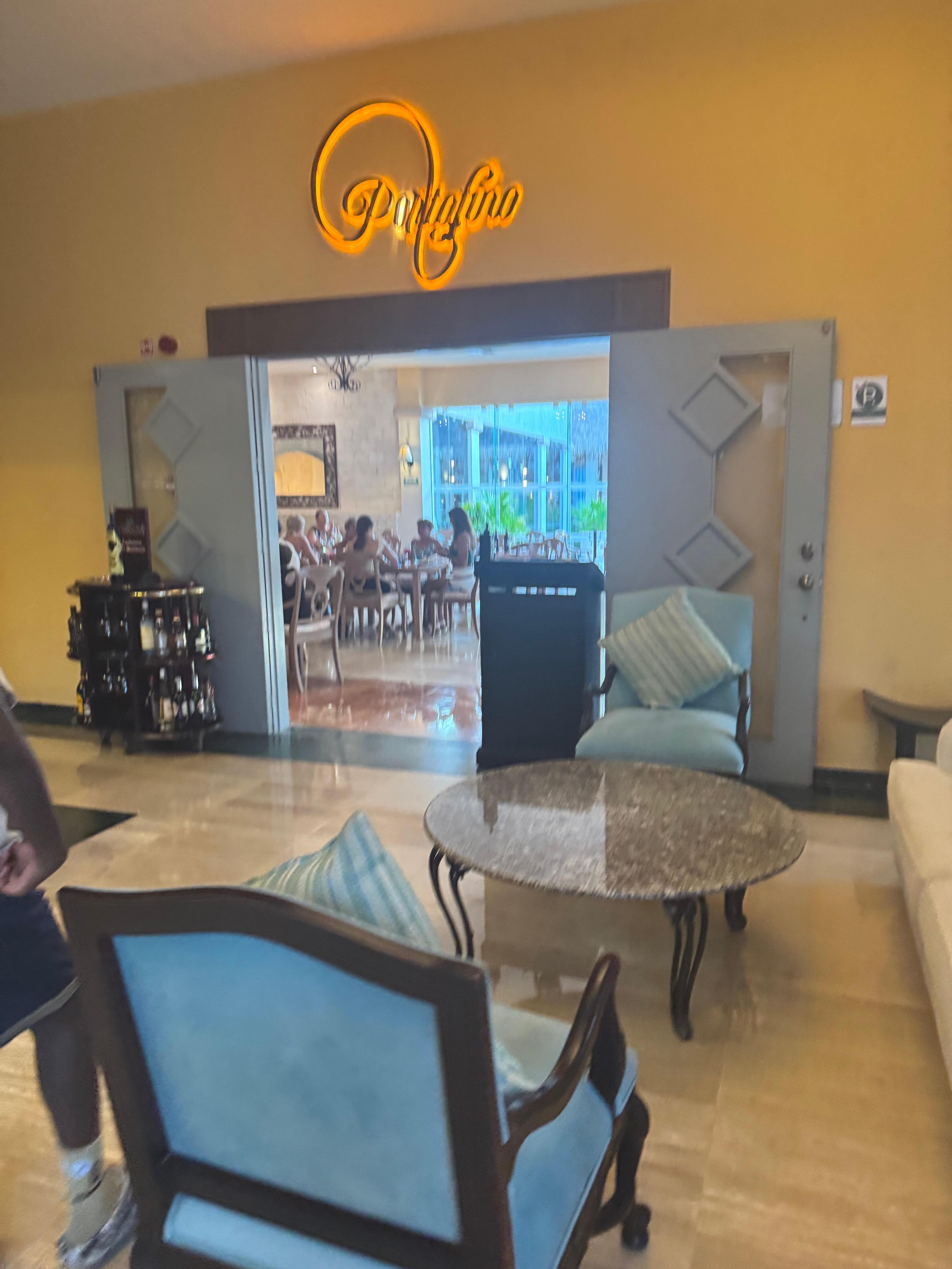 Restaurants, shops, reception 