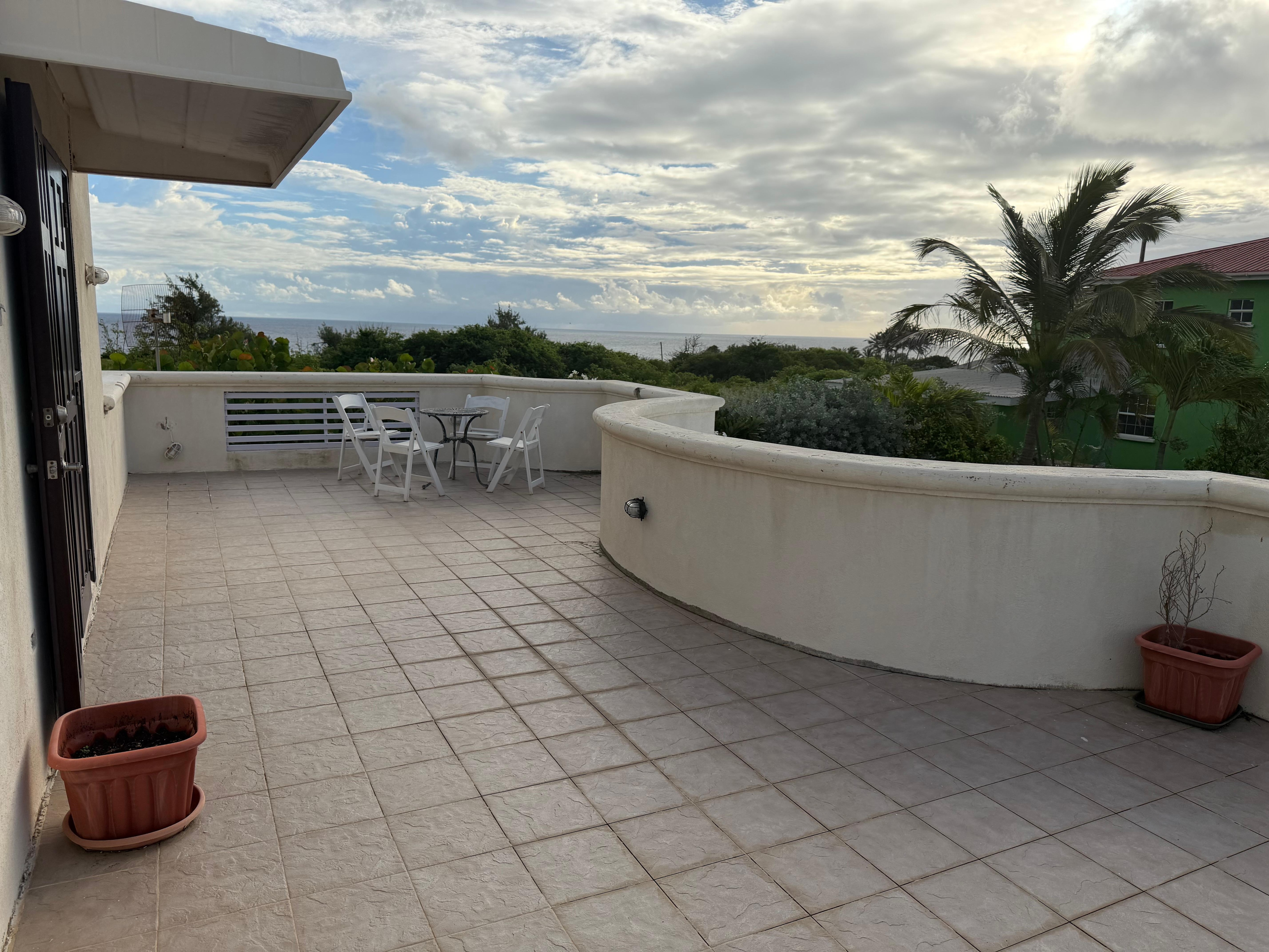 Blick vom der Terrasse auf Meer 