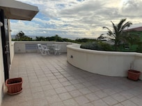 Blick vom der Terrasse auf Meer