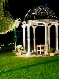 Park ist abends beleuchtet
