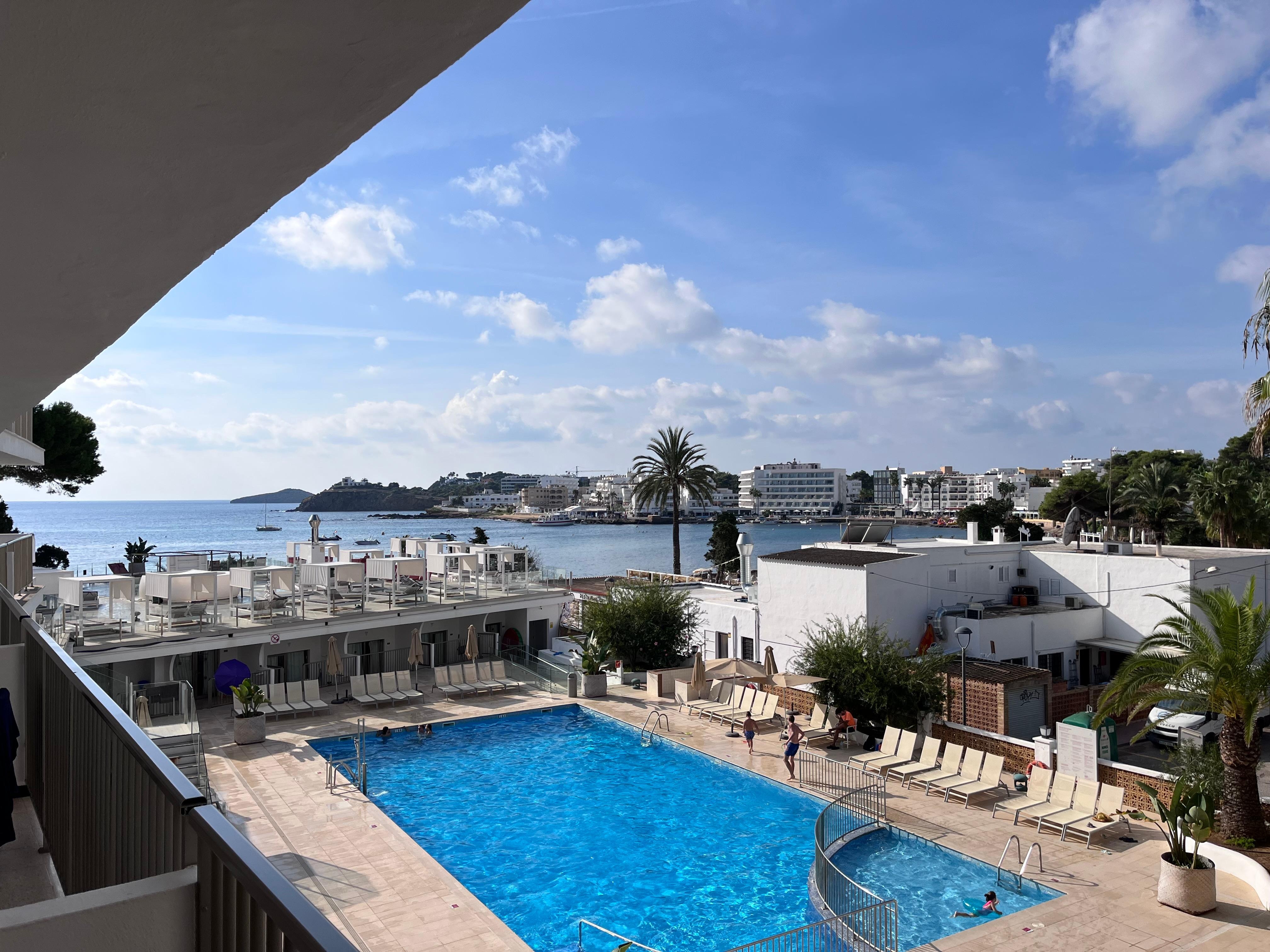 Zeezicht is een groot woord. Je ziet een klein stukje van de baai 