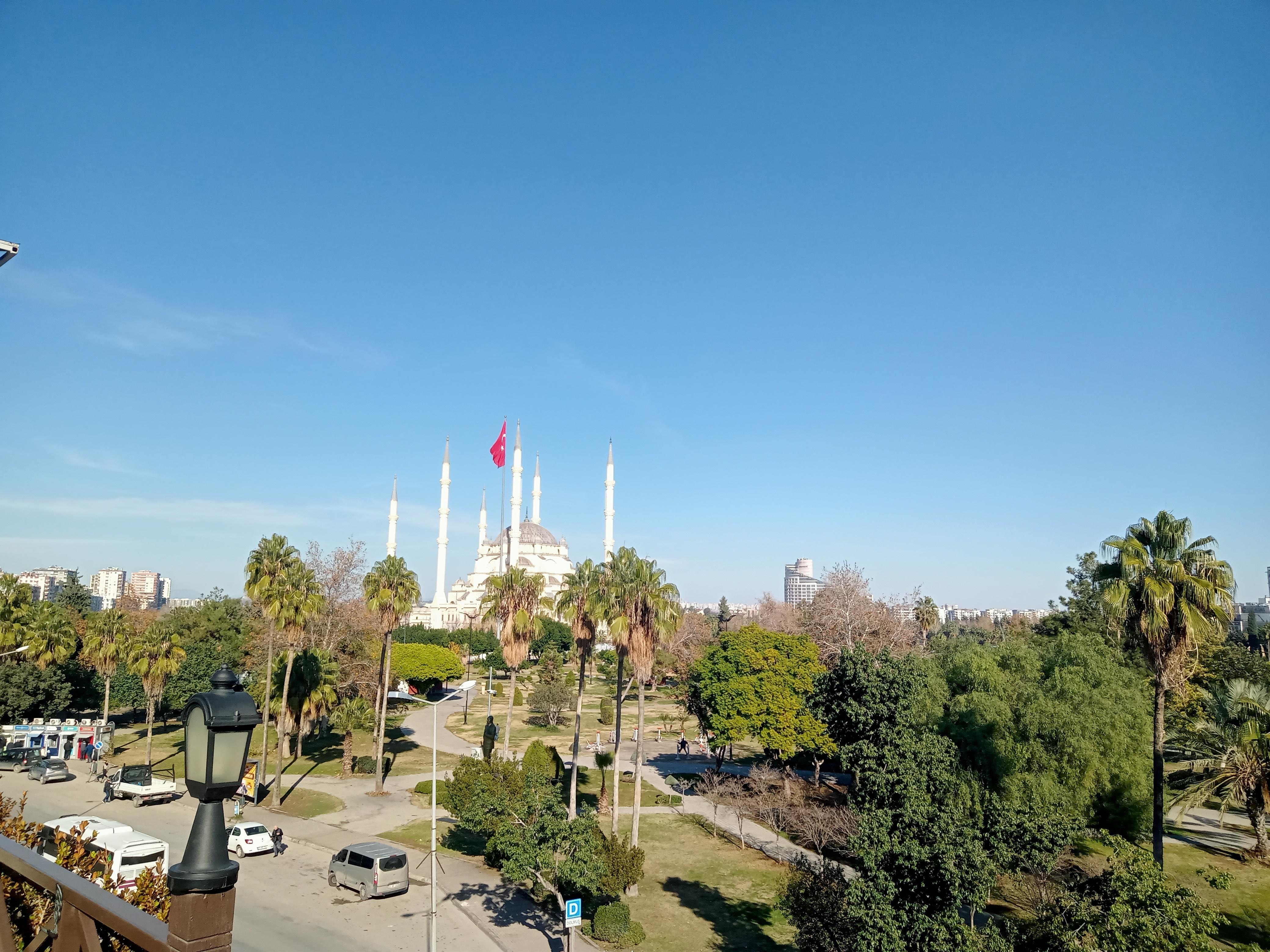 Hotel reklamında önündeki su yolu masmavi gerçekte içi boş güzel bir manzarayı kaçırdık 