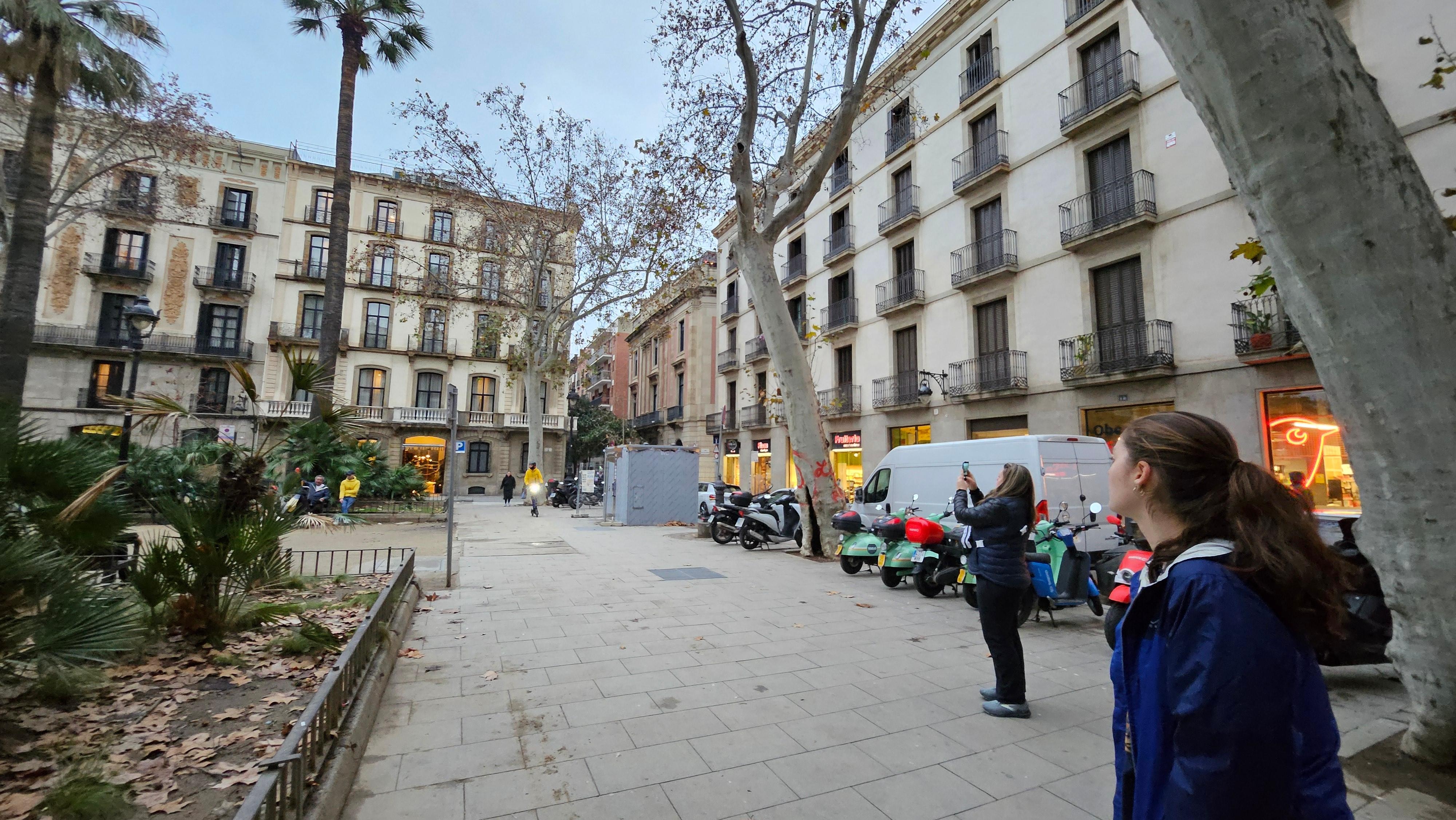 There are places to eat and a market all very close. It is also close to the Gothic quarter and Las Ramblas.