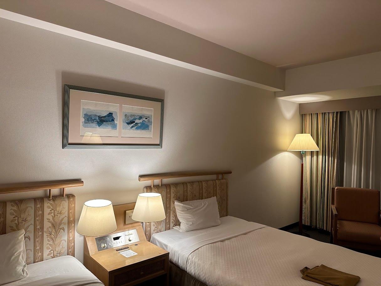 夜の部屋は落ち着いた間接照明がゆったりした雰囲気です。