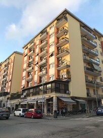 L’immeuble avec le café au pied.