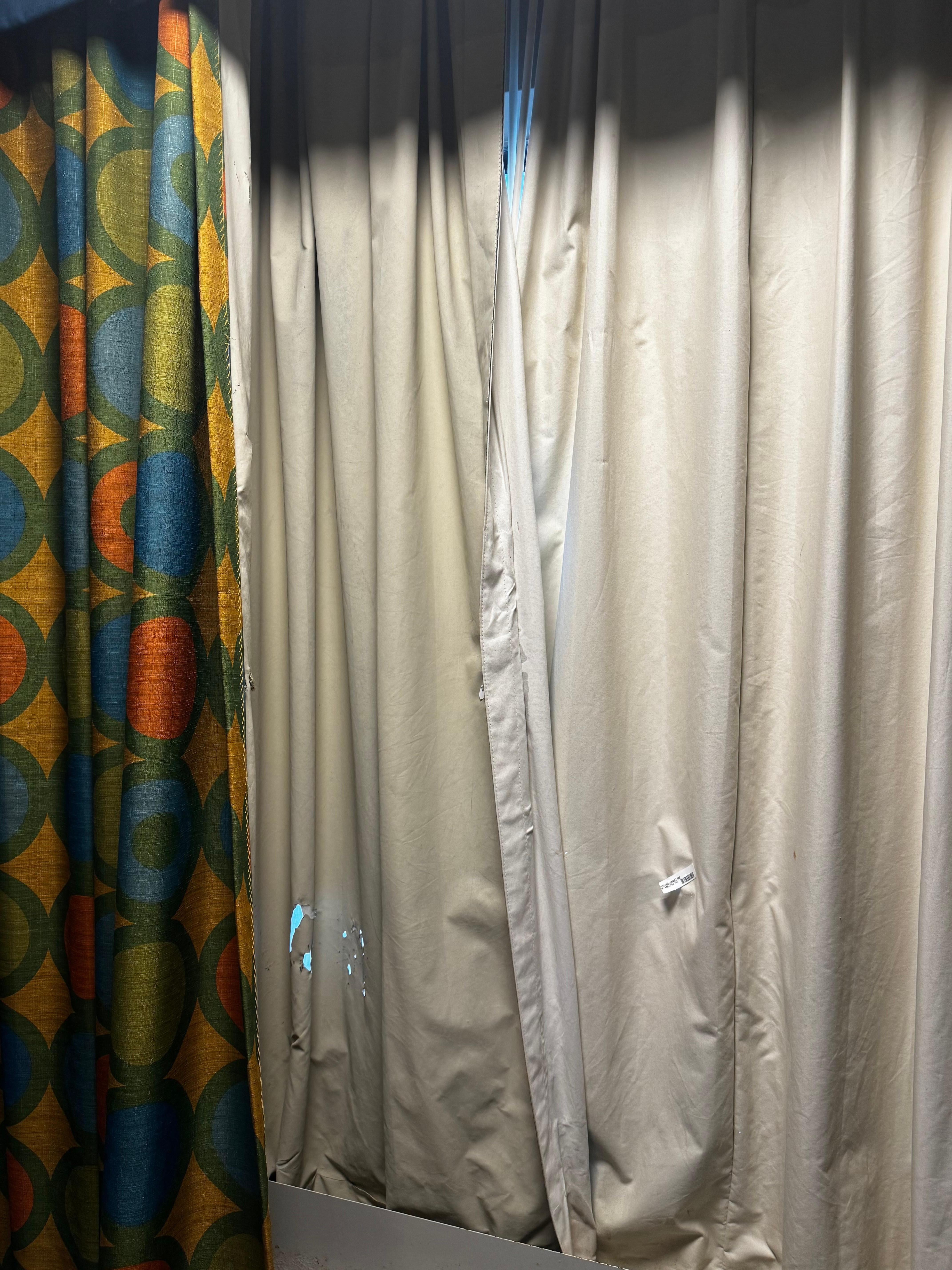 Cortinas sujas e cheias de buraco