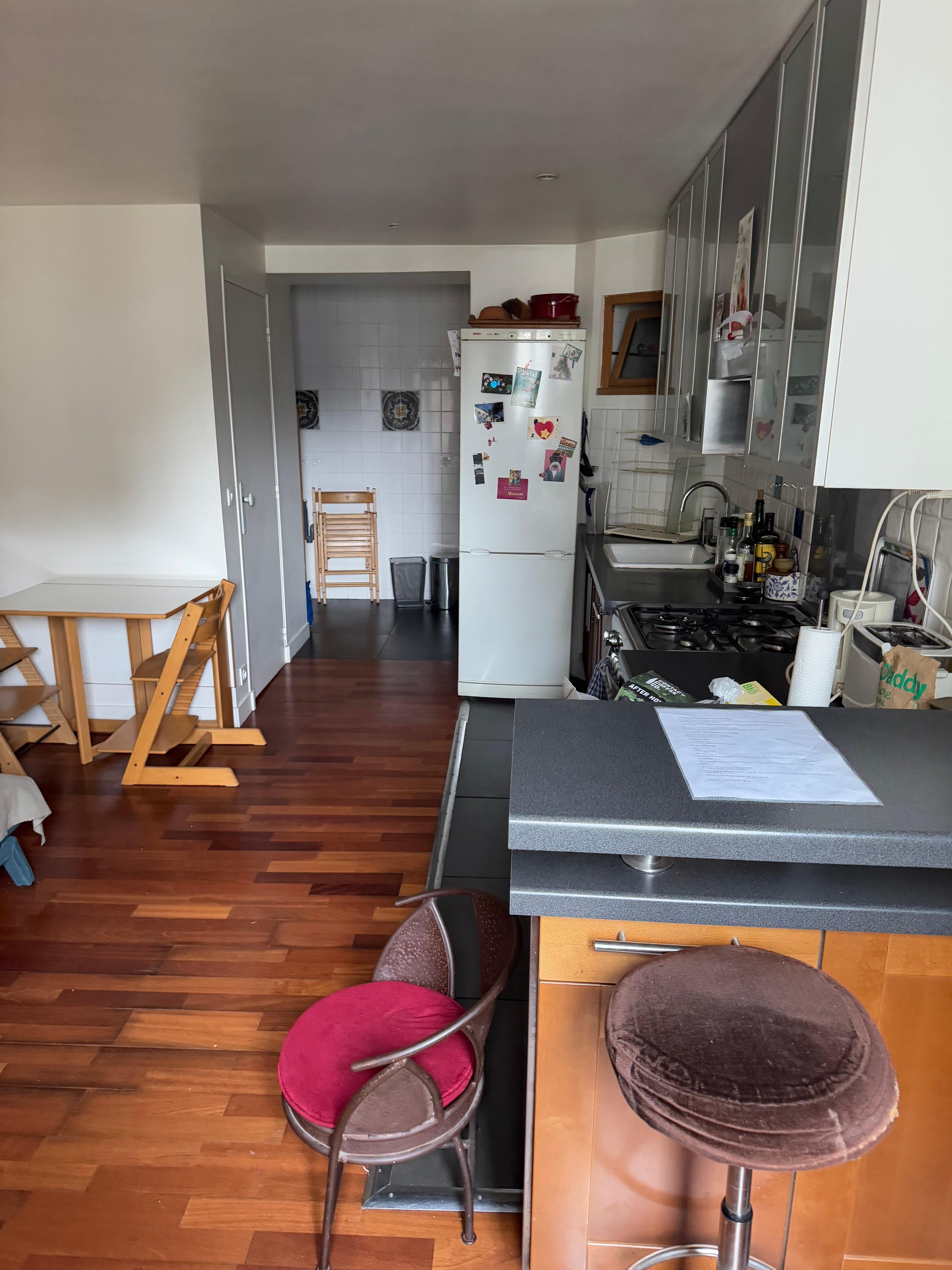 Kitchen/living room area. The room
behind the table is where the toilet is located