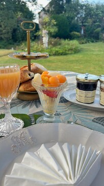 Un petit déjeuner dans le jardin quand le soleil pointe le bout de son nez ☀️