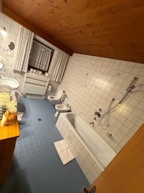 Großes Badezimmer