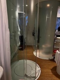 Toilette (modern) but good