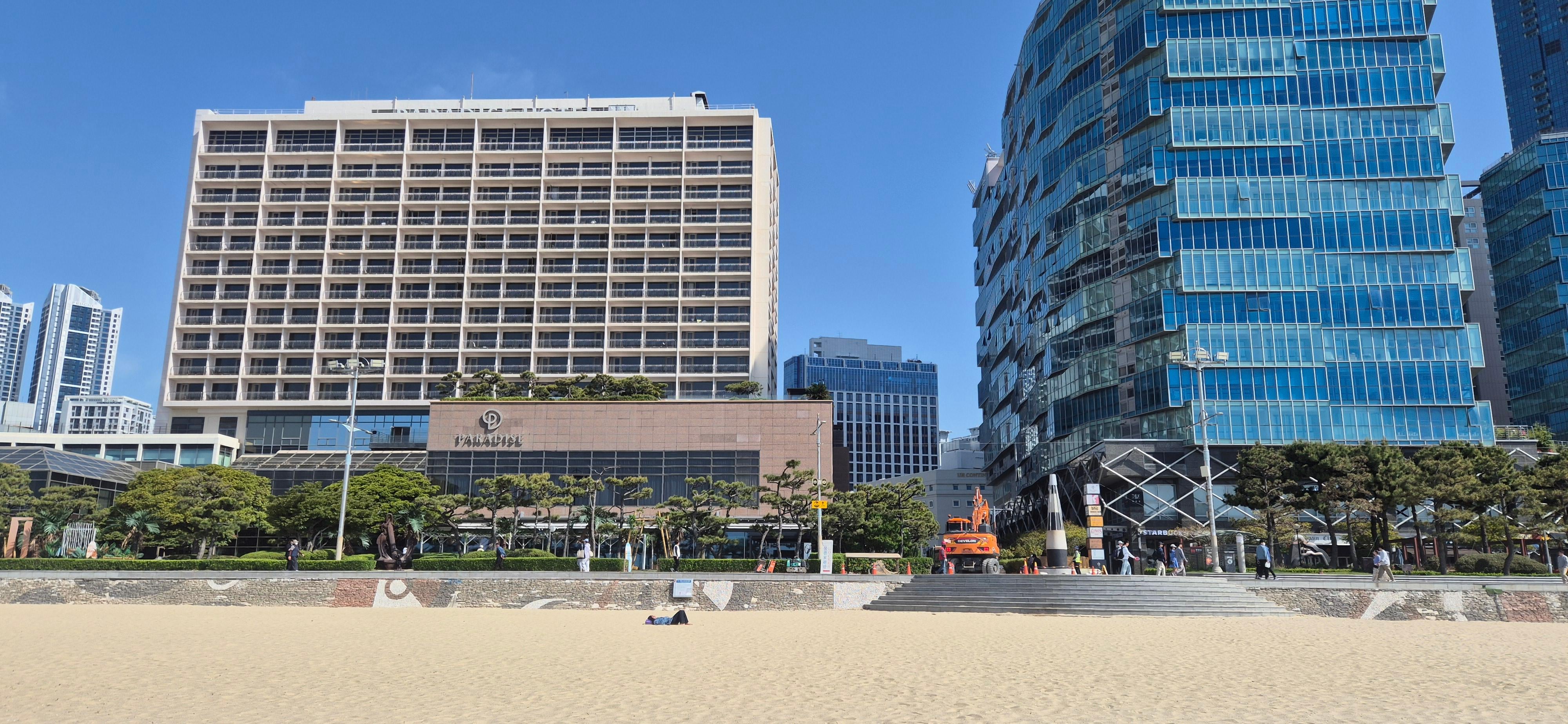 파라다이스에서 아침산책을 해운대해변가로 바로 나와 볼 수 있어 좋아요