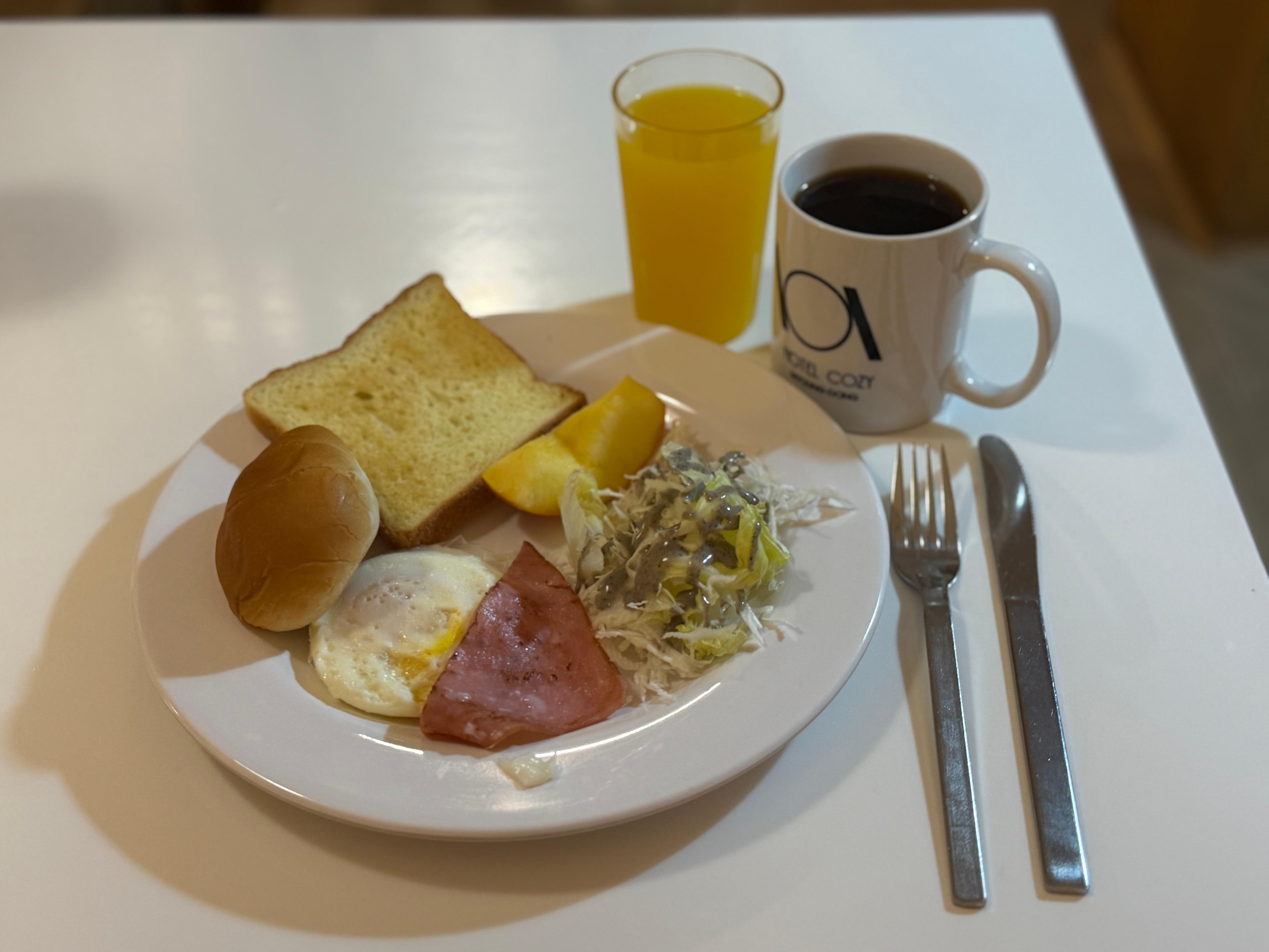 Jeder bekommt zum Frühstück nur 1 Portion so wie auf dem Bild zu sehen ist von Küche Personal!