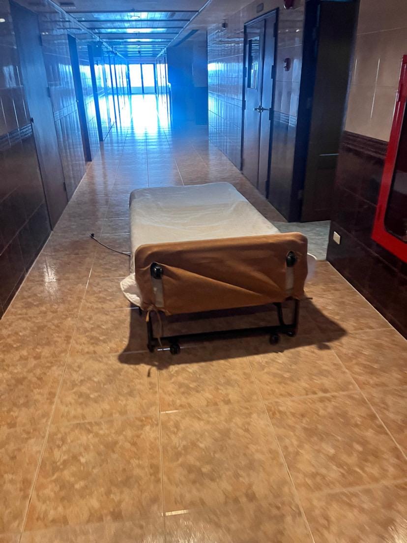 Des lit en plein milieu des couloirs.