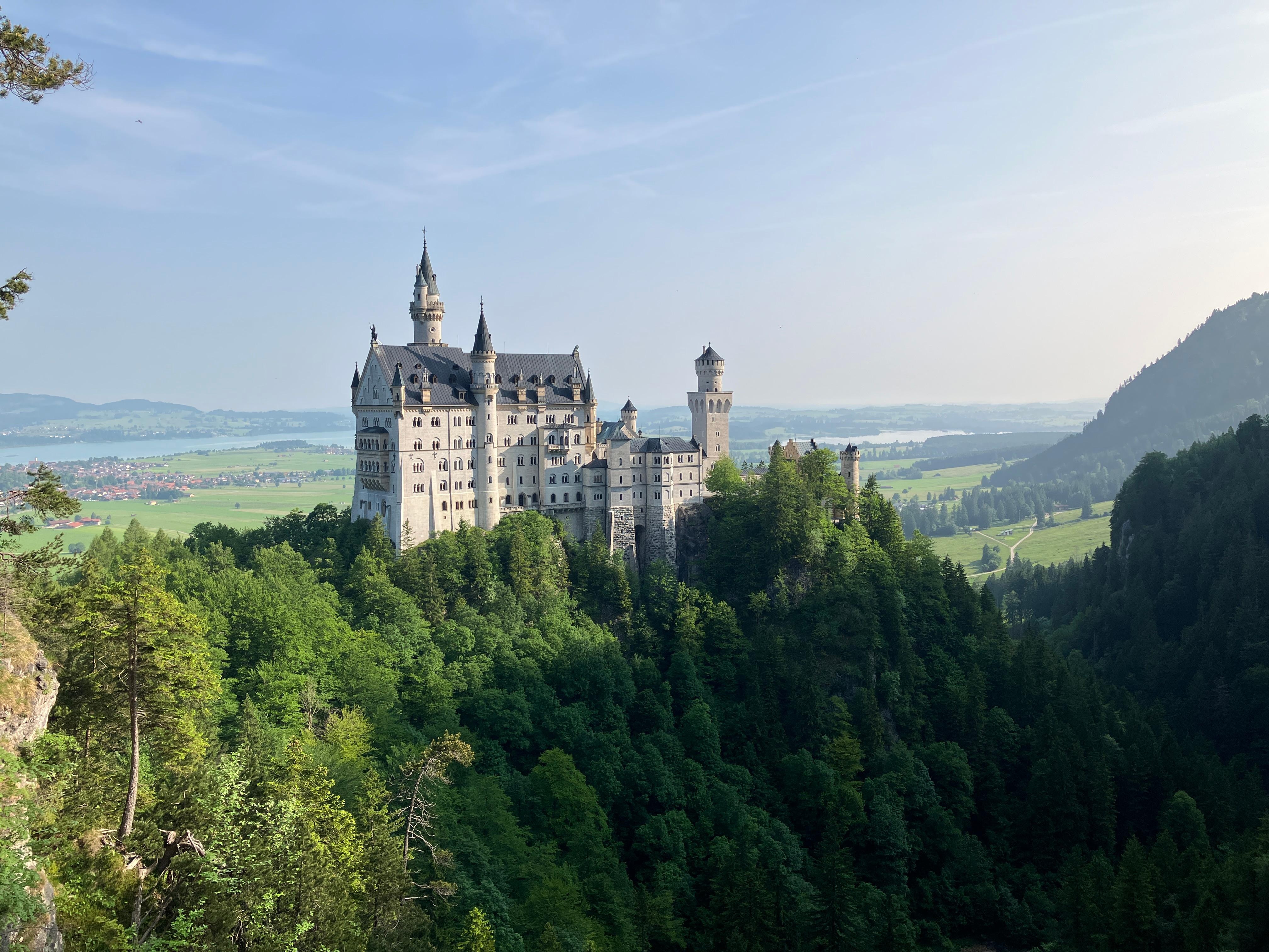 Schloss Neuschwanstein - 30 min entfernt und bei guter Sicht sogar vom Balkon aus zu erkennen. 