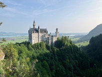 Schloss Neuschwanstein - 30 min entfernt und bei guter Sicht sogar vom Balkon aus zu erkennen.