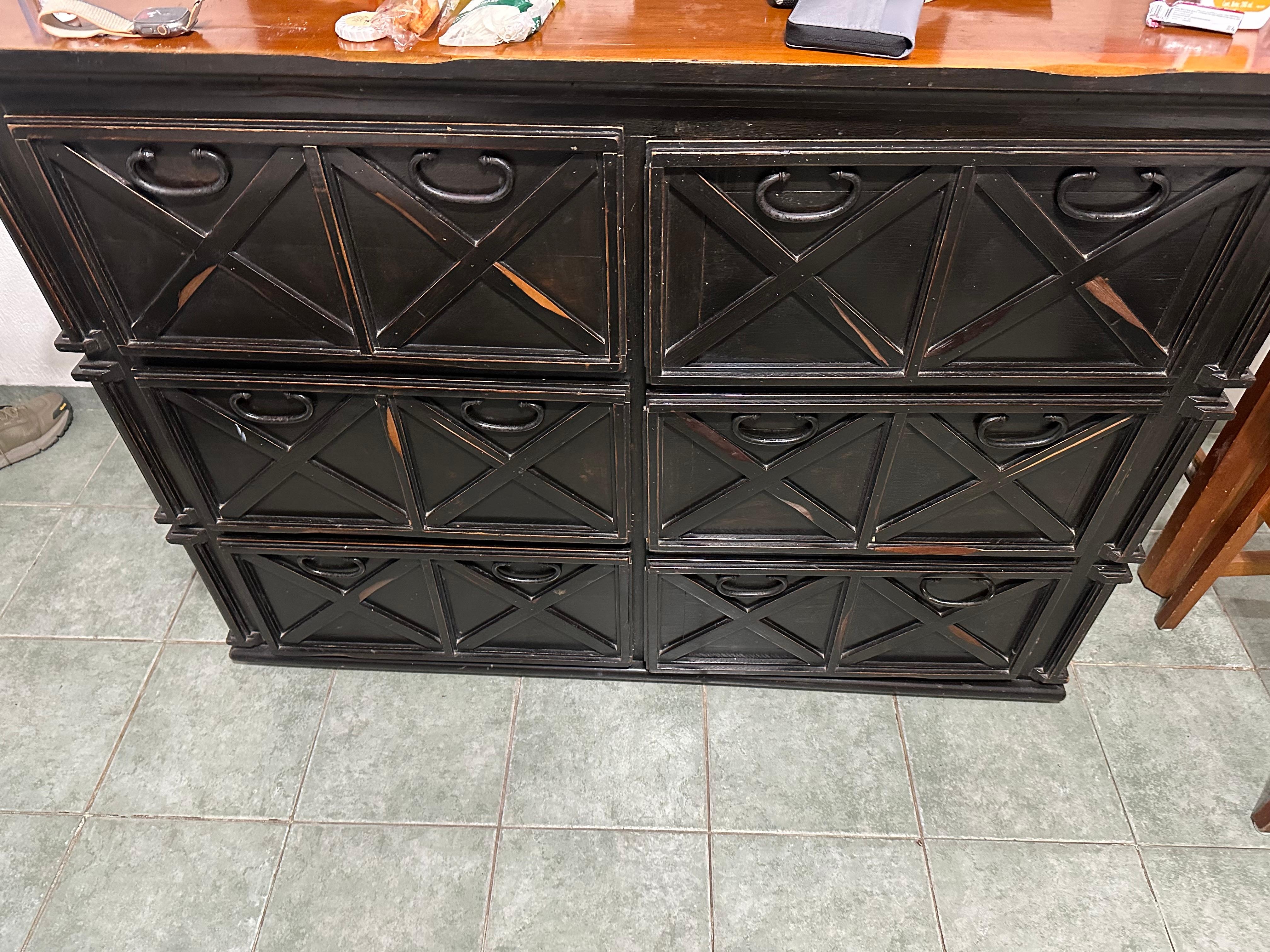 armarios y muebles sumamente descuidados 