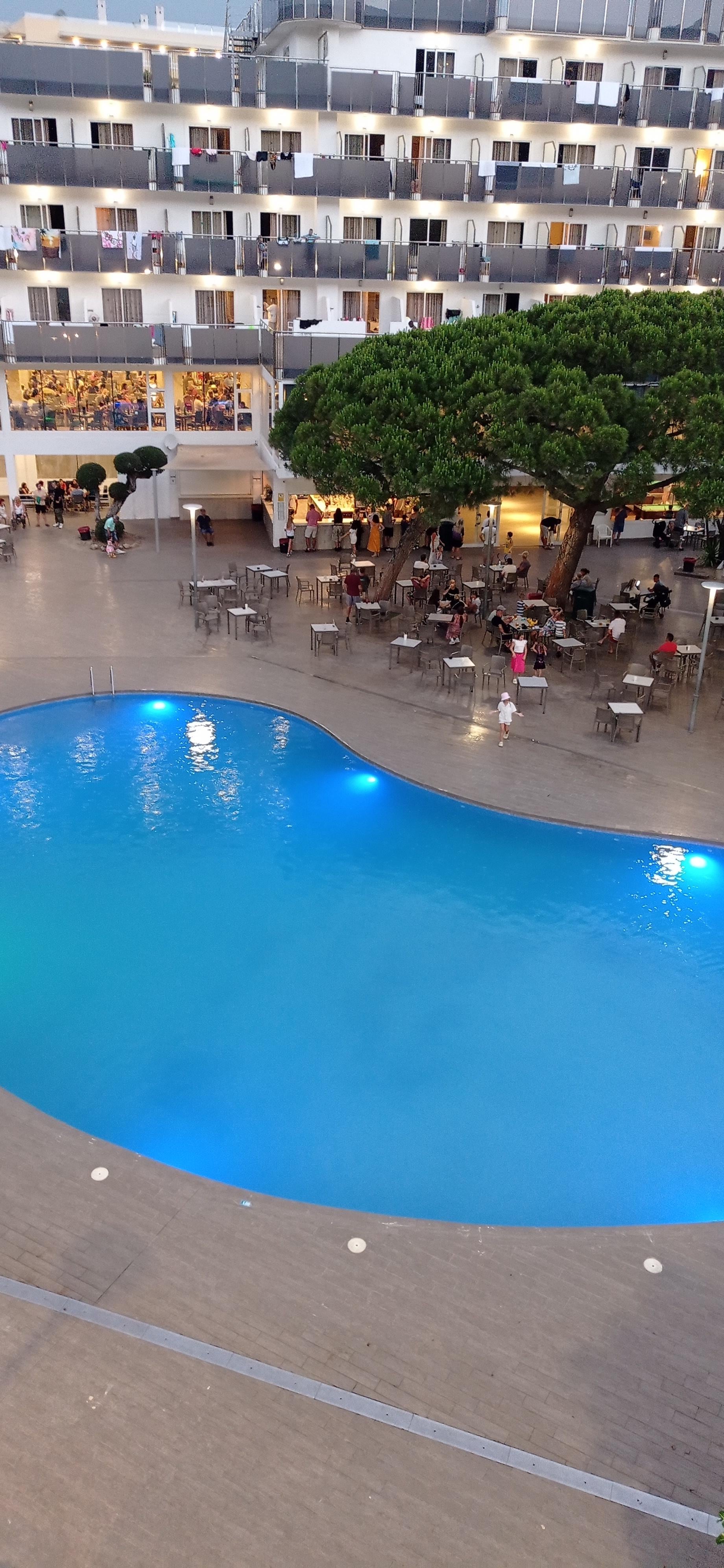 Fantástica piscina con muchísimas hamacas