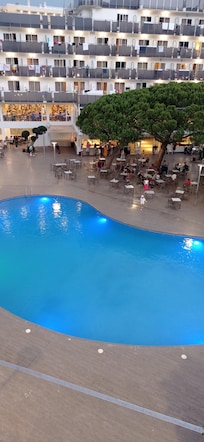 Fantástica piscina con muchísimas hamacas