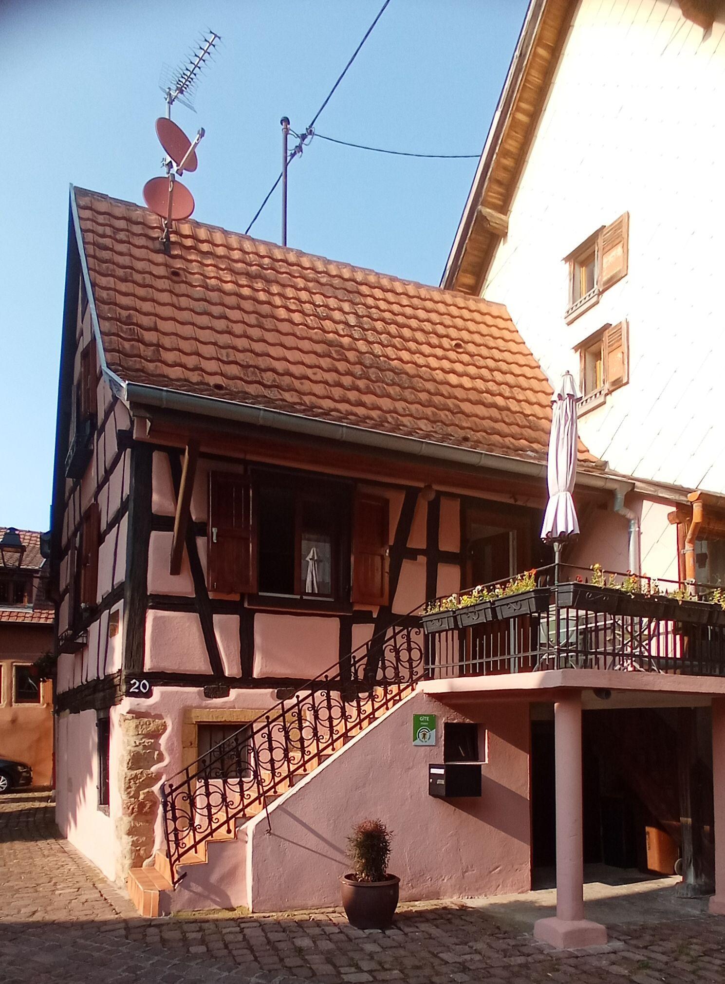 Haus-Ansicht  mit Treppenaufgang  (seitliche kleineTerrasse)