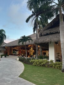 Entrada del loby y espera de la transportación.