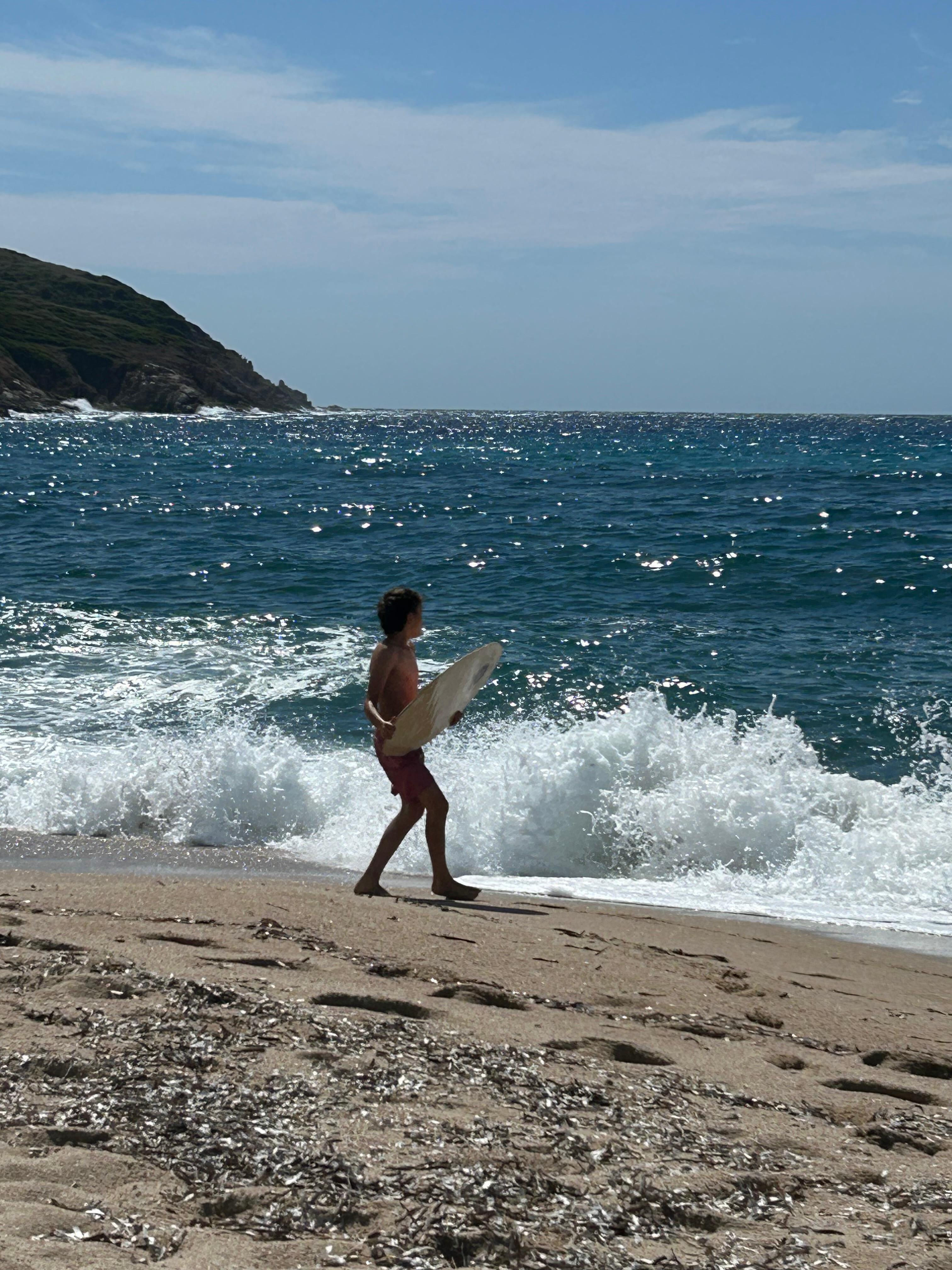 Skim Surfen am Plage Peru. Wir liefen immer zu Fuß hin. Schöner beschatteter Weg. 