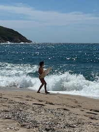 Skim Surfen am Plage Peru. Wir liefen immer zu Fuß hin. Schöner beschatteter Weg.
