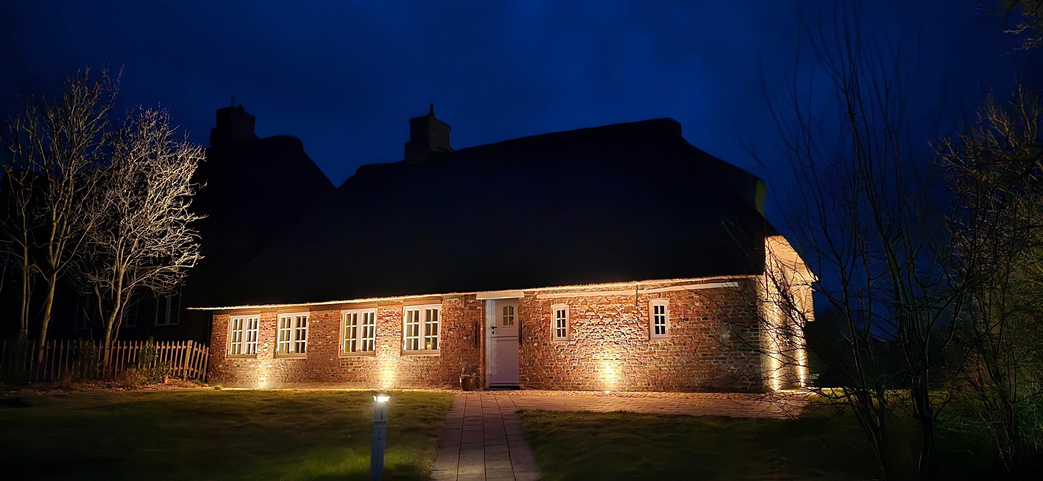 Luis-Hus mit Abendstimmung 