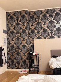 Dark wallpaper made spotted mosquito much harder