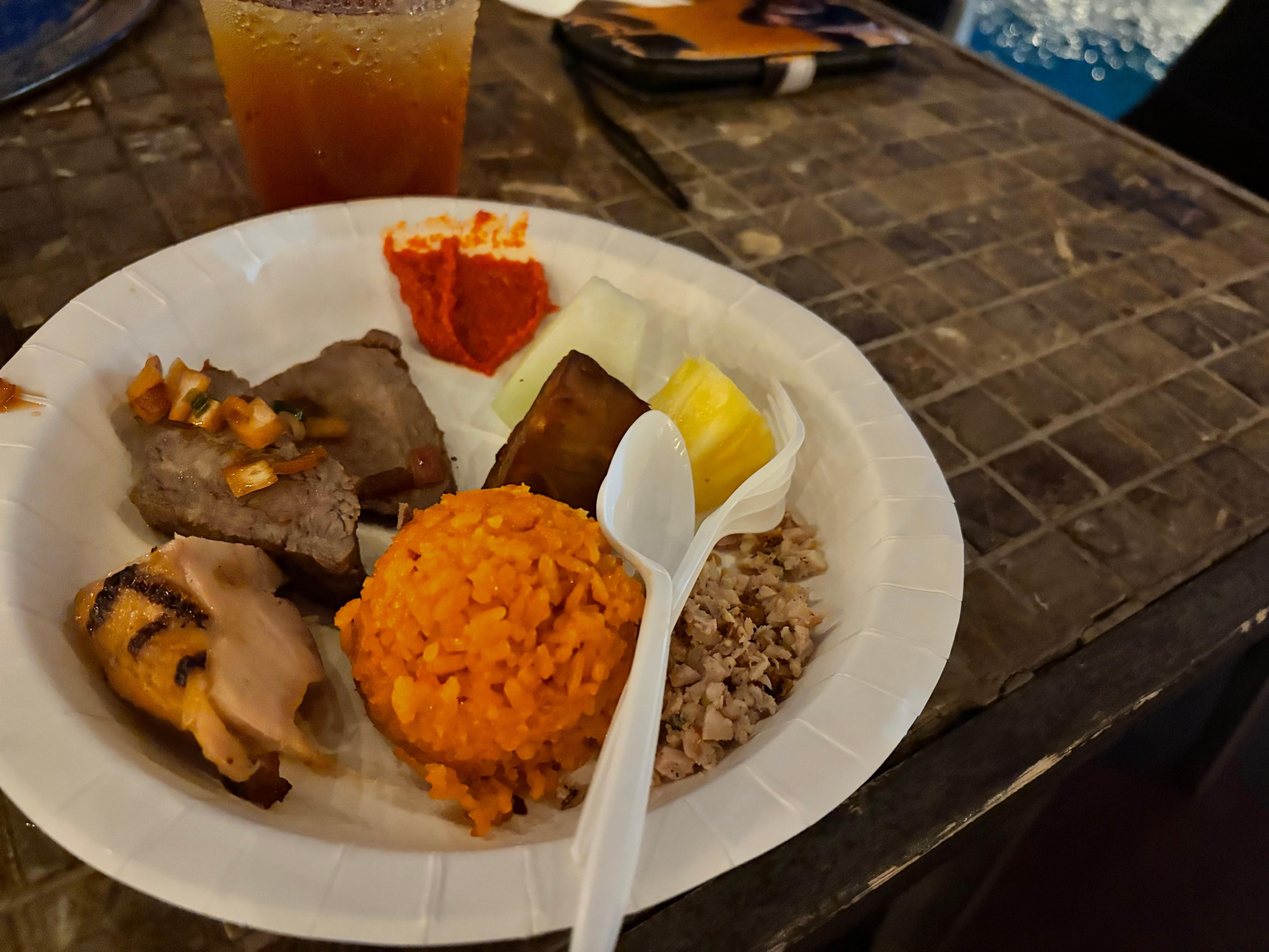 滞在者無料のパーティー軽食。どれも美味しかった。