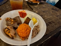 滞在者無料のパーティー軽食。どれも美味しかった。