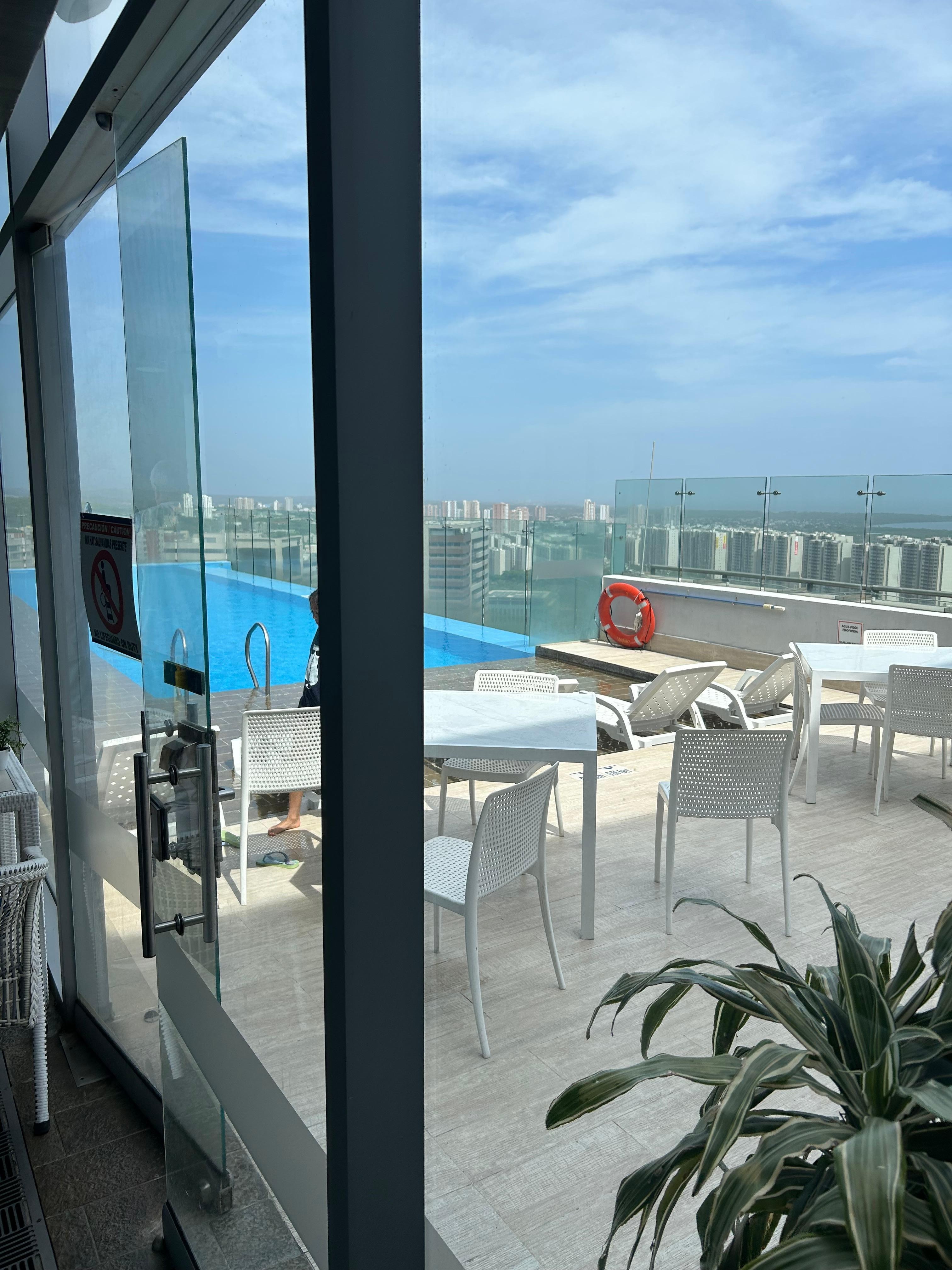 The pool with a great view of Barranquilla.