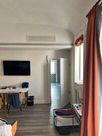 Zimmer Nr.6 mit Blick ins riesige Bad