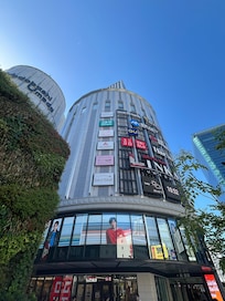 Many shopping and dining options in mall