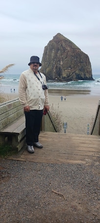 Thr house is so very close to the beach access, we just walked right over, took a few minutes that was it