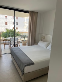 Schlafzimmer mit Zugang zur Terrasse