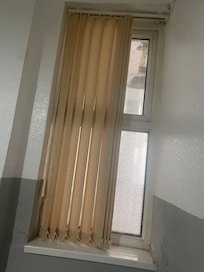 Dirty yellow blinds that stink